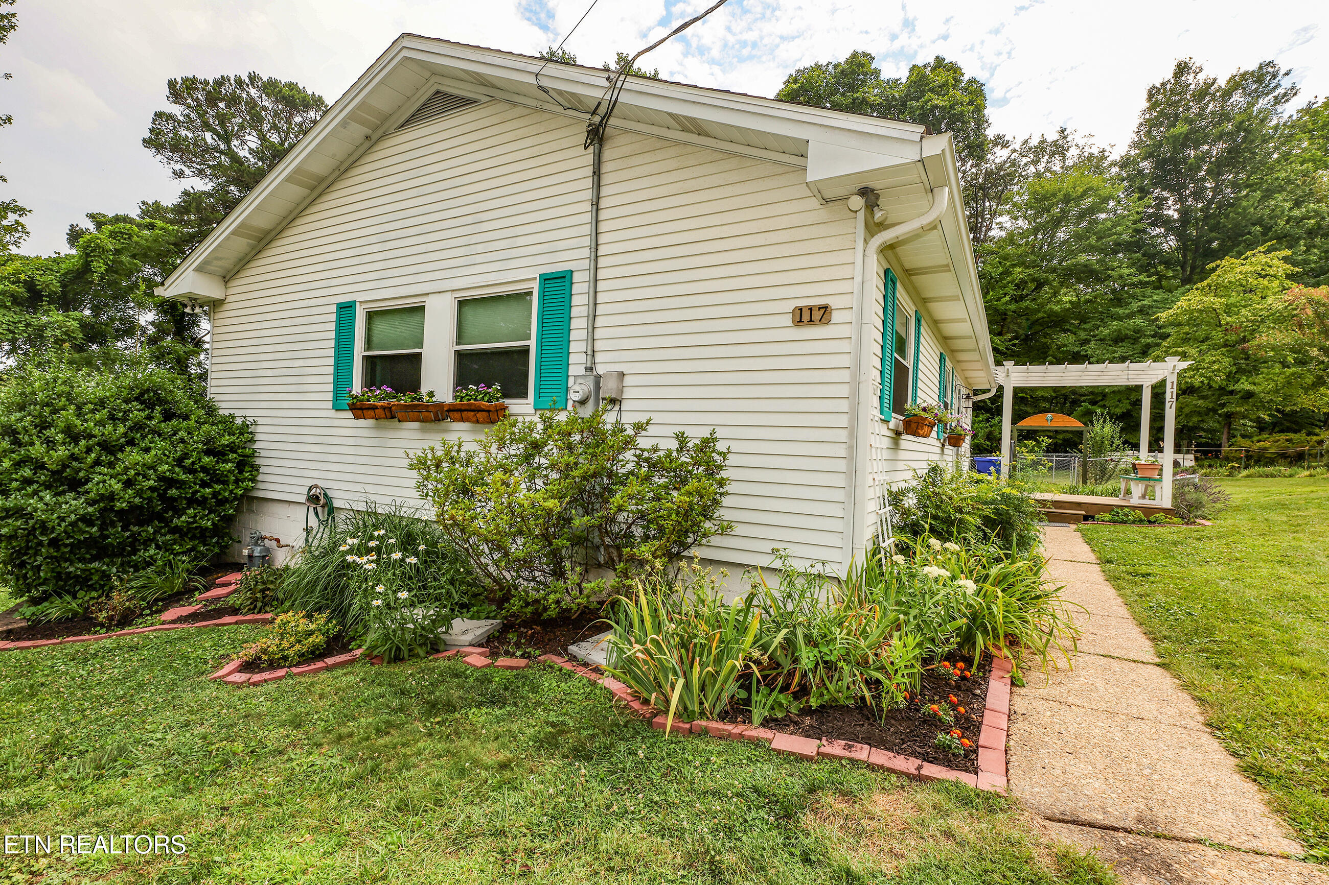 117 Tabor Road Oak Ridge, TN 37830 - Photo 46 of 50 117 garden 3