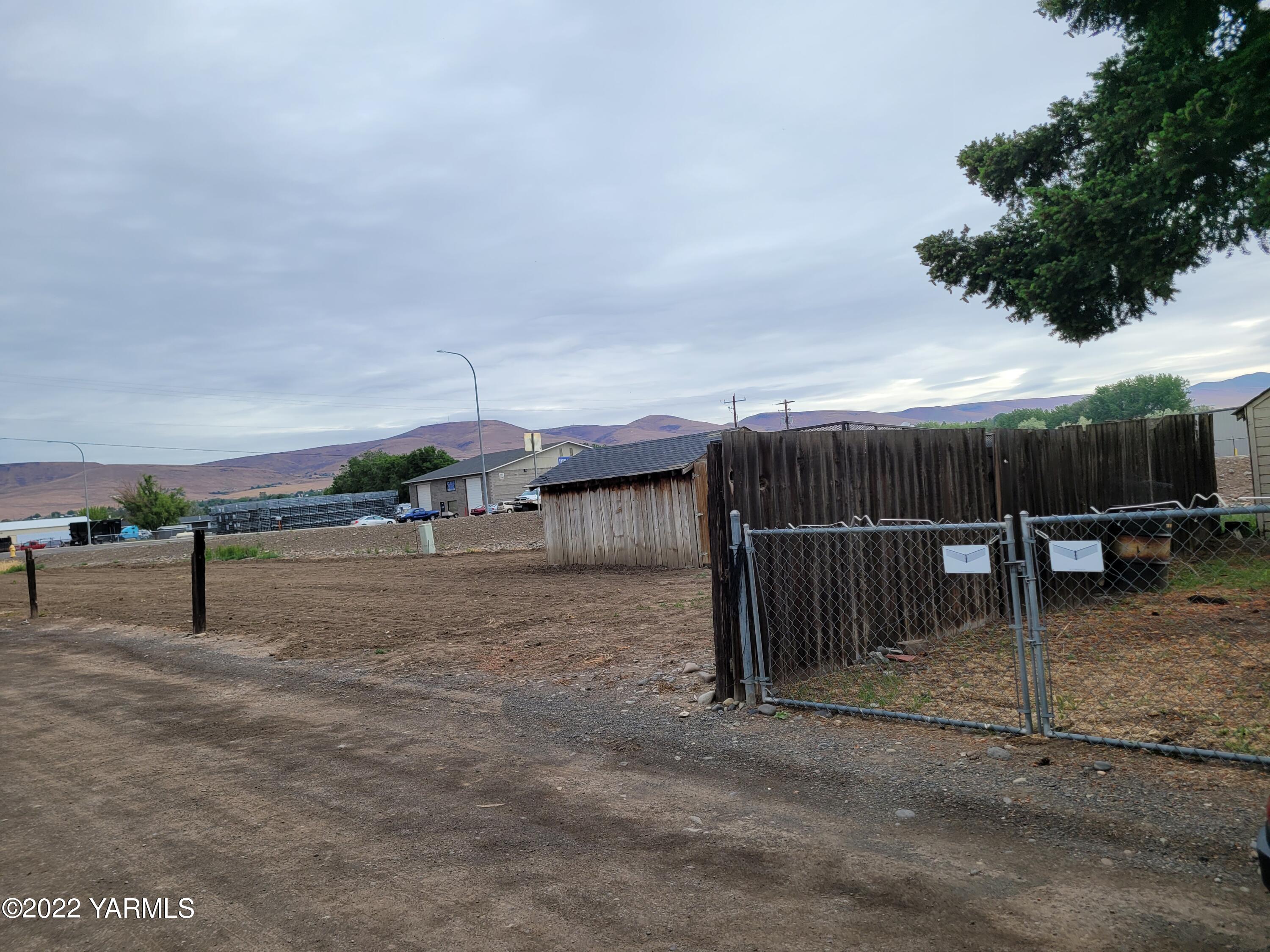 1217 Almo Road Yakima, WA 98901 - Photo 13 of 14 a view of a backyard