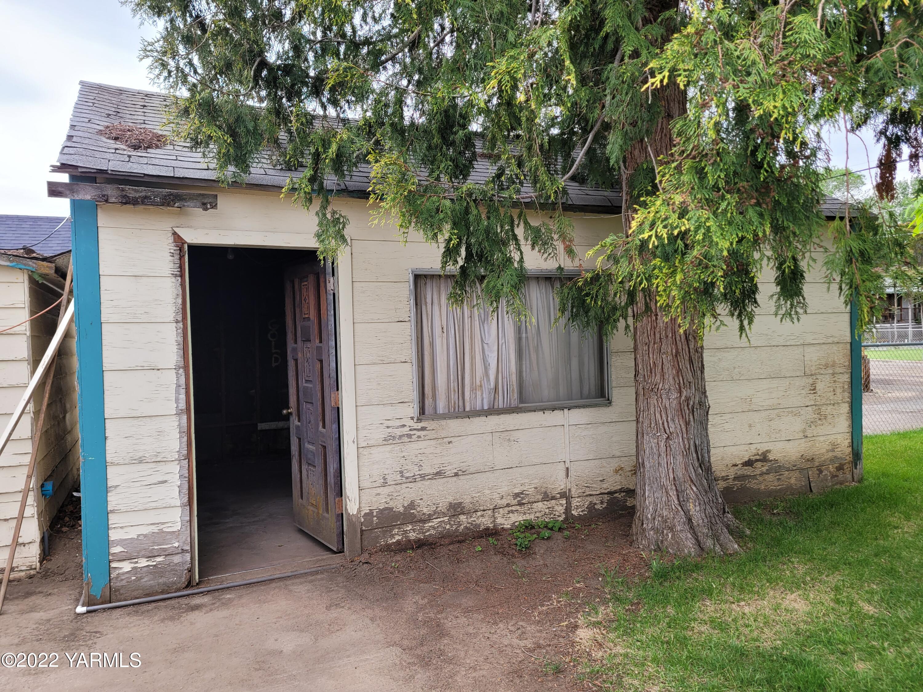 1217 Almo Road Yakima, WA 98901 - Photo 14 of 14 a front view of a house with a garden