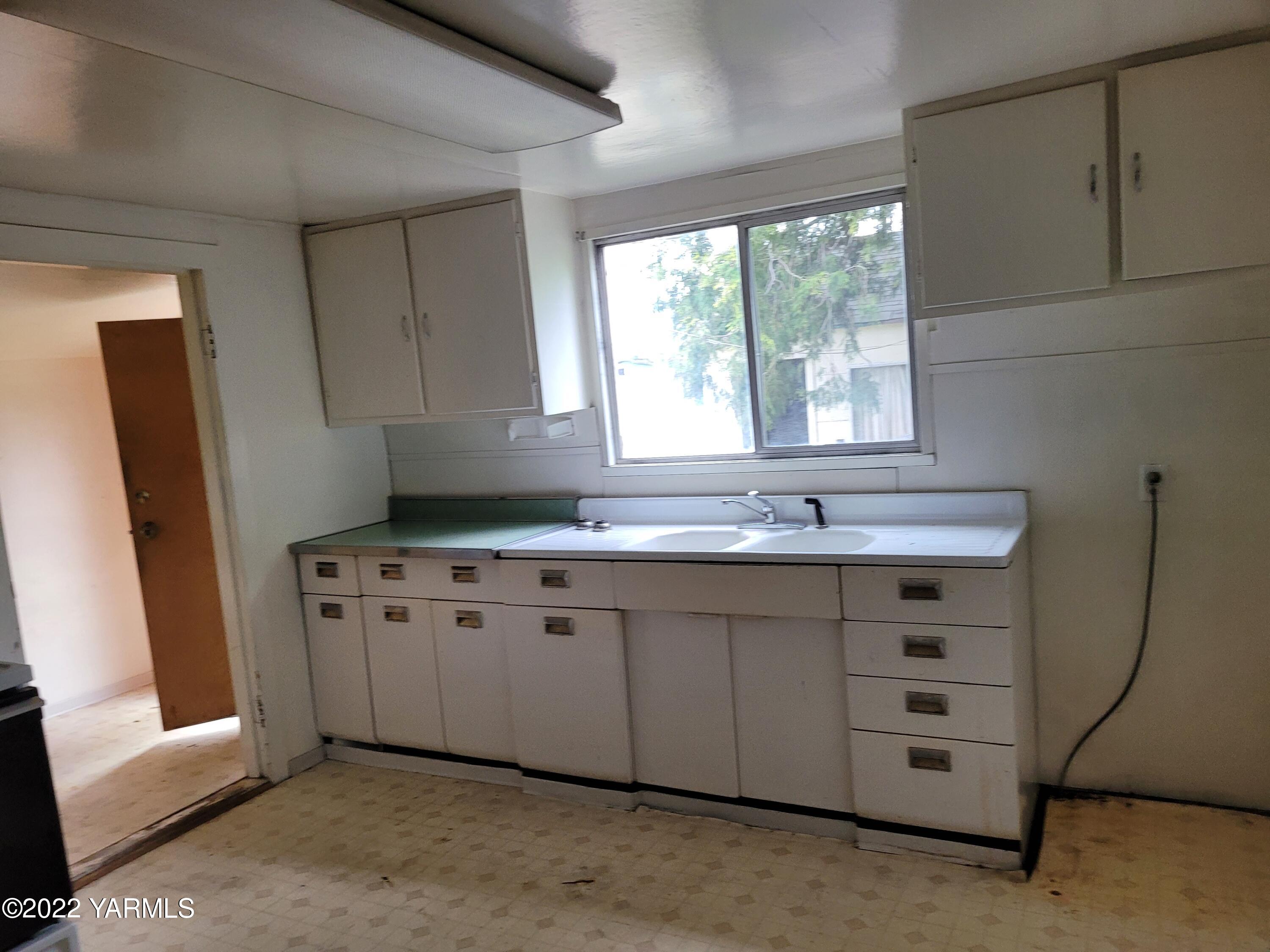 1217 Almo Road Yakima, WA 98901 - Photo 3 of 14 a bathroom with a granite countertop sink and a window
