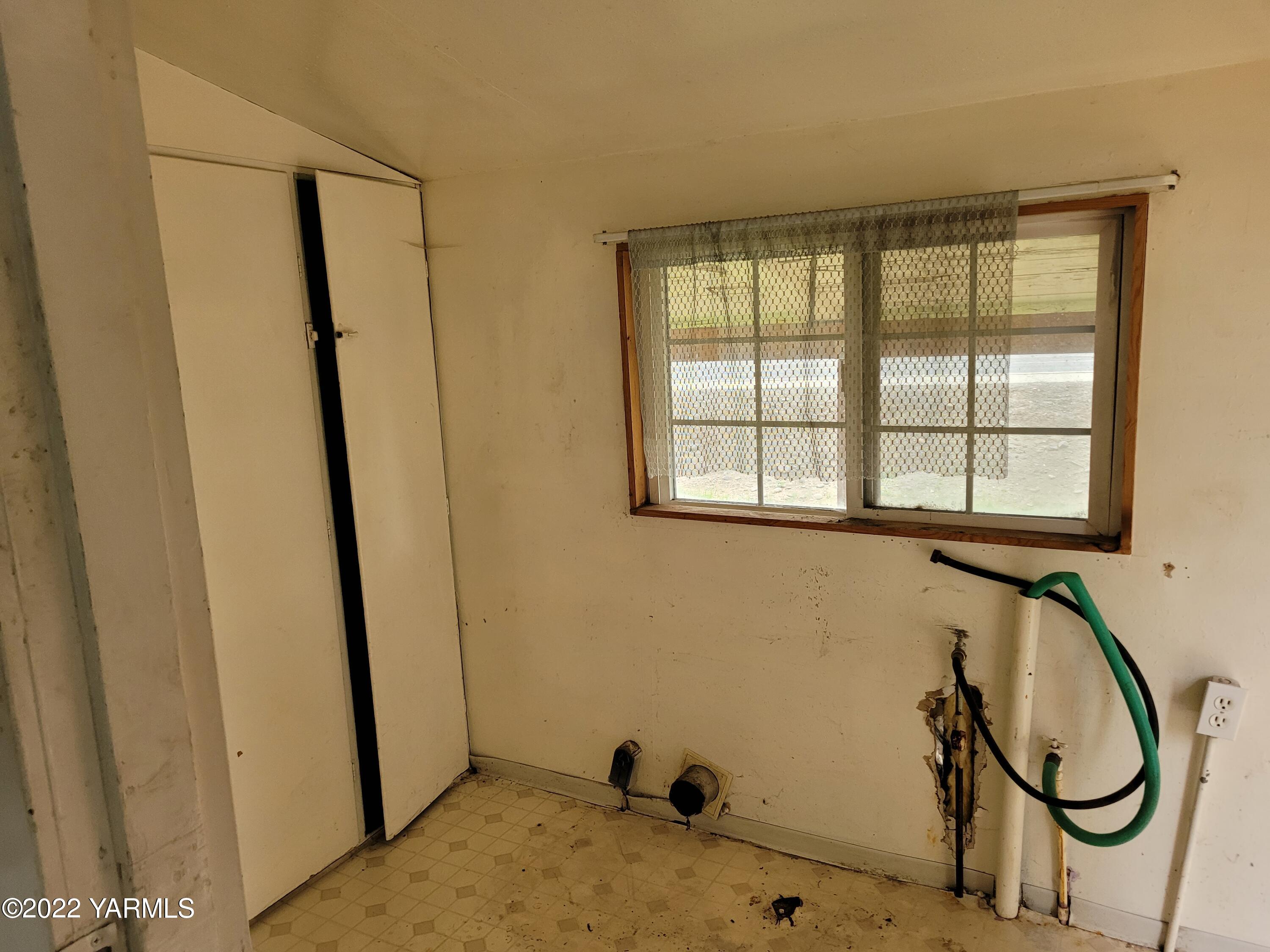 1217 Almo Road Yakima, WA 98901 - Photo 7 of 14 a bathroom with a sink and a window