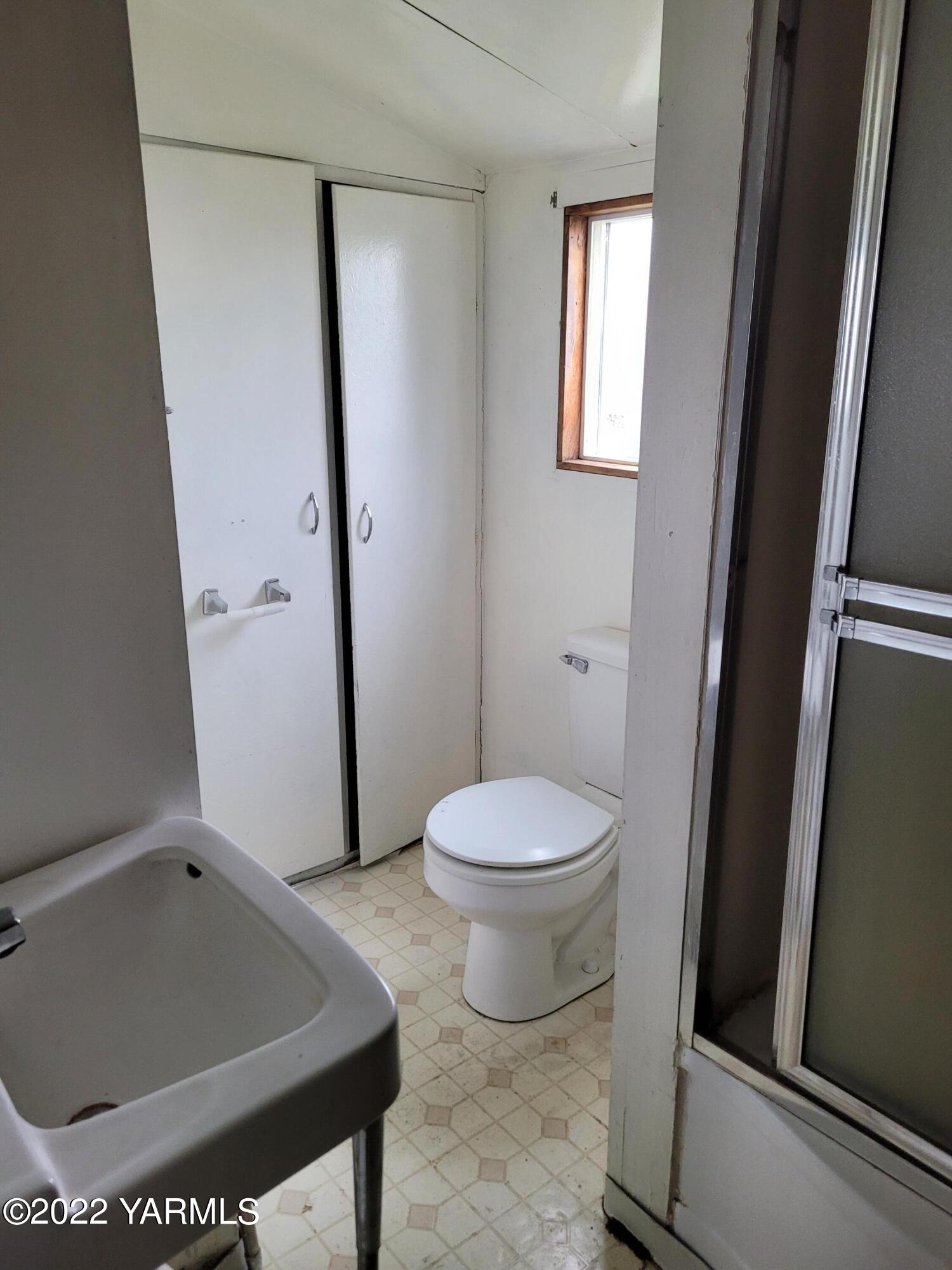 1217 Almo Road Yakima, WA 98901 - Photo 8 of 14 a bathroom with a toilet and a shower