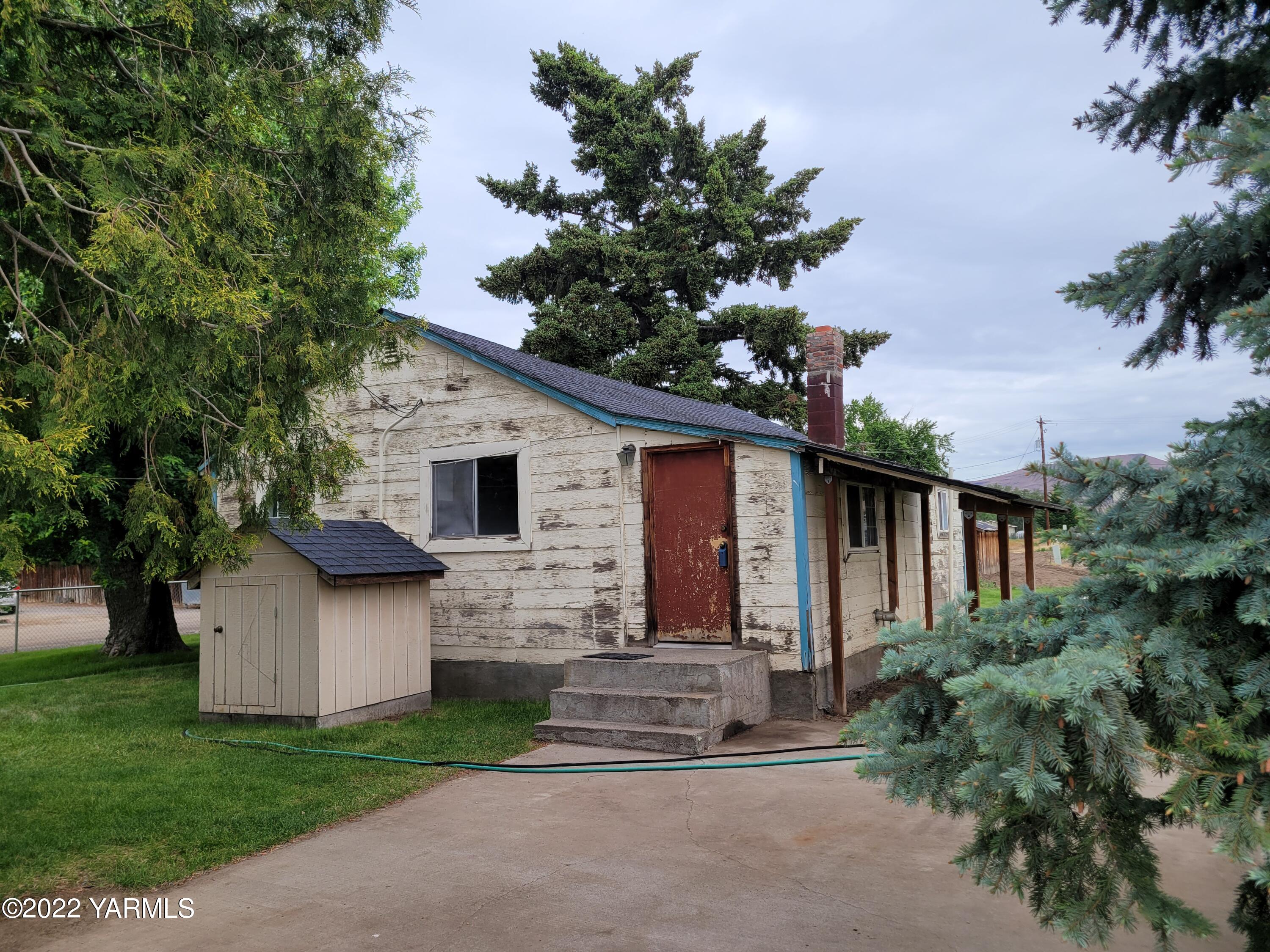 1217 Almo Road Yakima, WA 98901 - Photo 10 of 14 a front view of a house with a garden