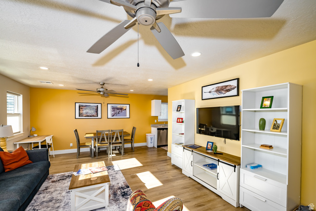 1283 North Gallen Road Santa Clara, UT 84765 - Photo 76 of 103 Living room with light wood-style floors and recessed lighting