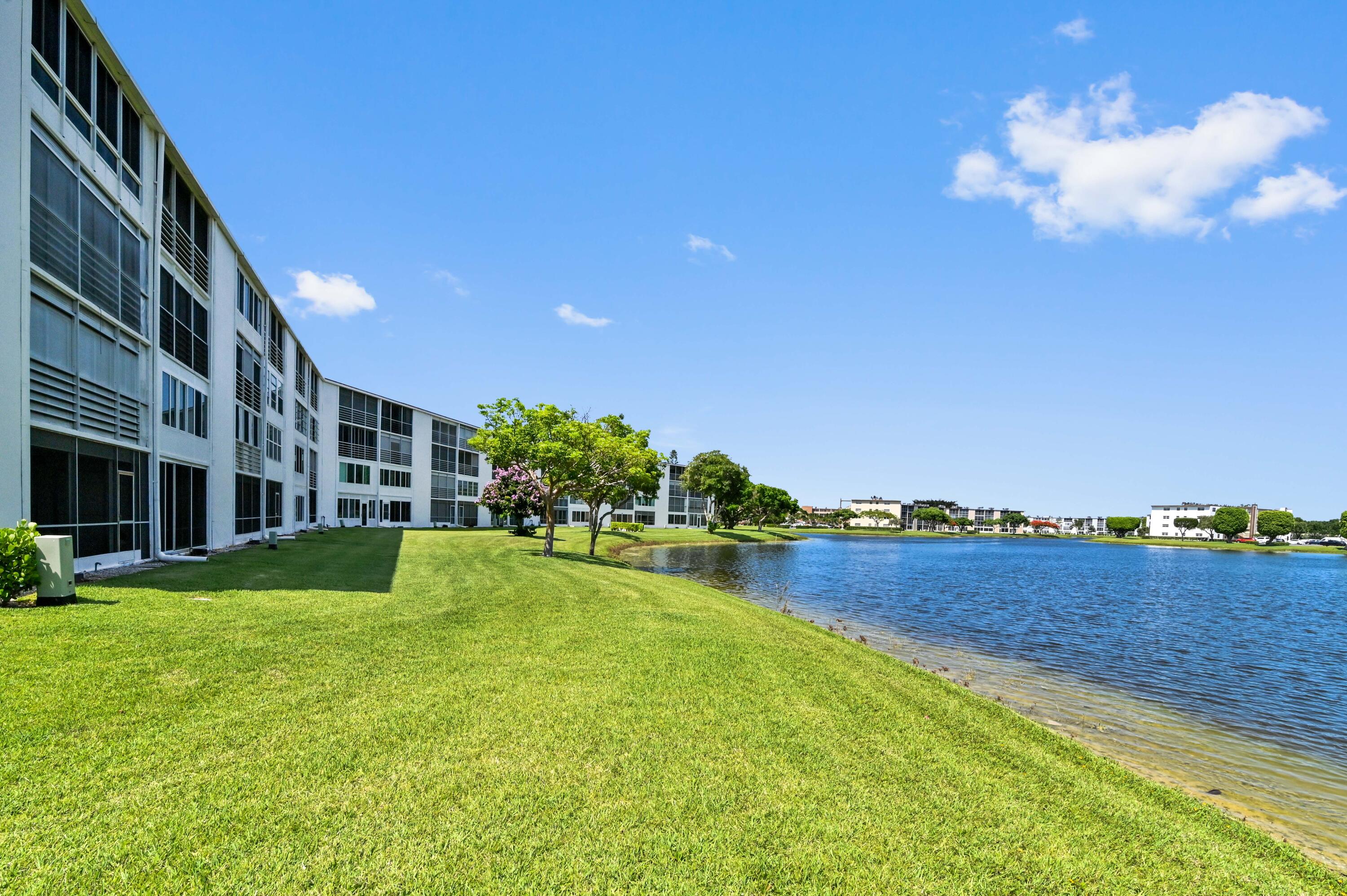 2022 Rexford B Boca Raton, FL 33434 - Photo 28 of 55 26 rear 04