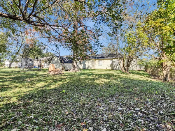 a view of yard with green space