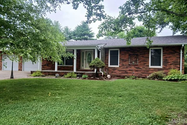 $279,900 | 803 Miller Drive, Staunton, IL 62088