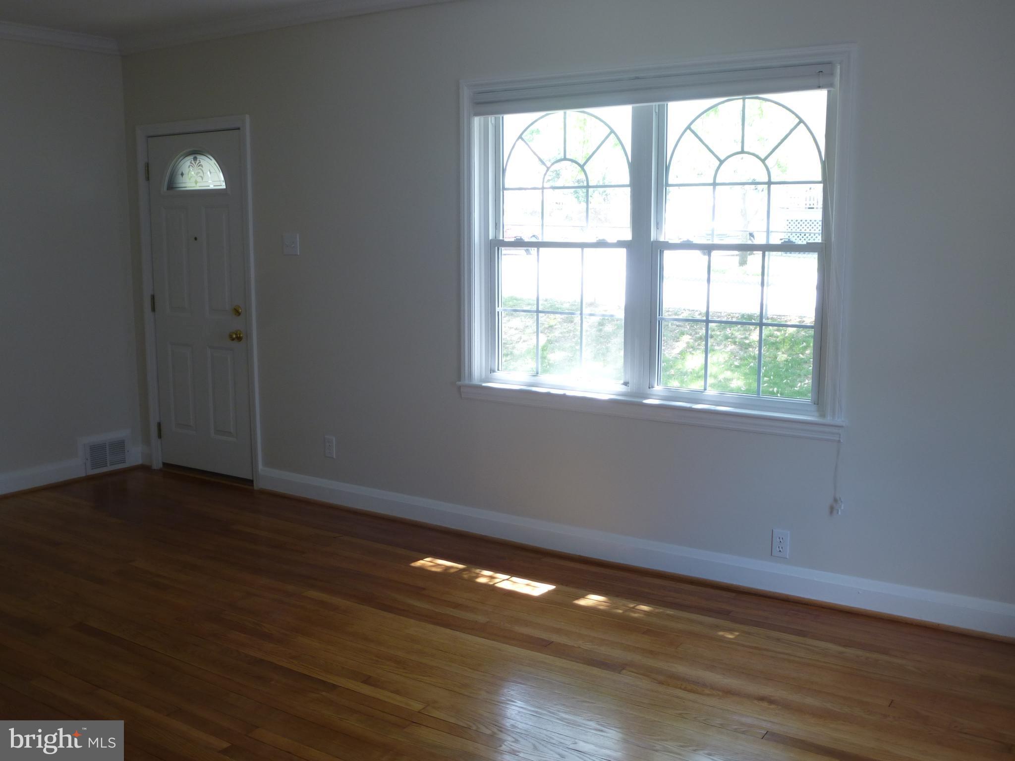 206 Charles Road Linthicum, MD 21090 - Photo 4 of 30 Living Room