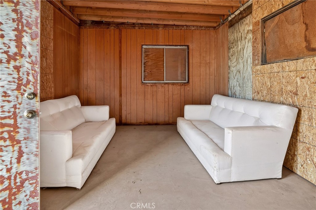 77 Copper Moon Lane Joshua Tree, CA 92252 - Photo 6 of 24 a living room with furniture and a bathtub