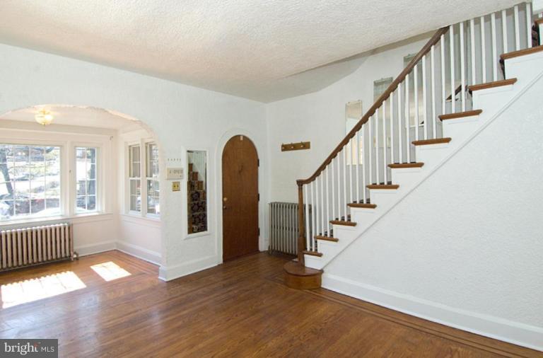 6210 Frederick Road Catonsville, MD 21228 - Photo 8 of 26 Living Room