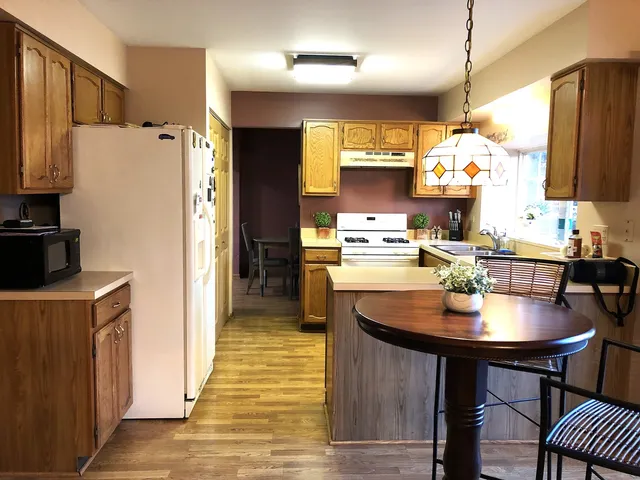 $379,000 | 1304 Yorkshire Lane, Carol Stream, IL 60188