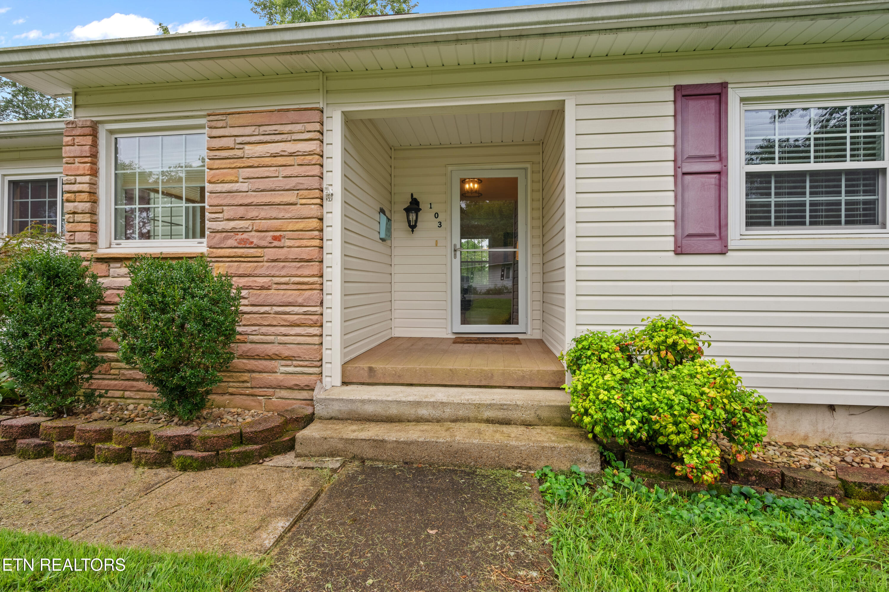 103 East Pasadena Road Oak Ridge, TN 37830 - Photo 2 of 33 Covered front door