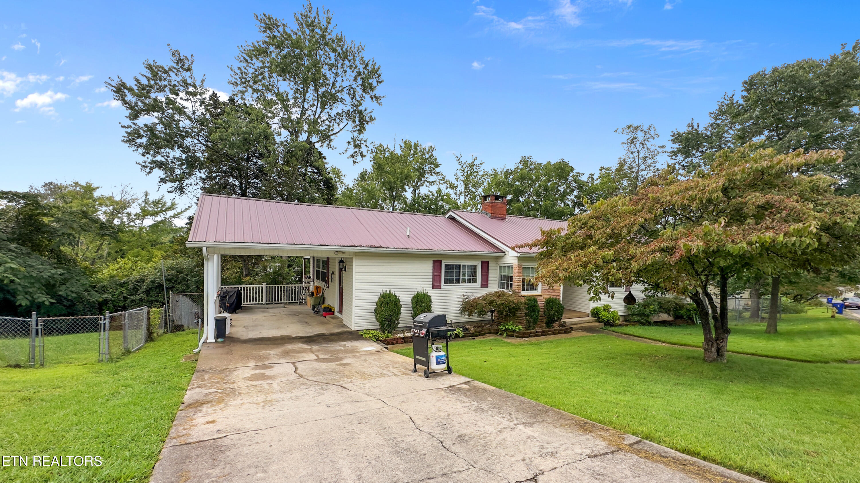 103 East Pasadena Road Oak Ridge, TN 37830 - Photo 33 of 33 Carport