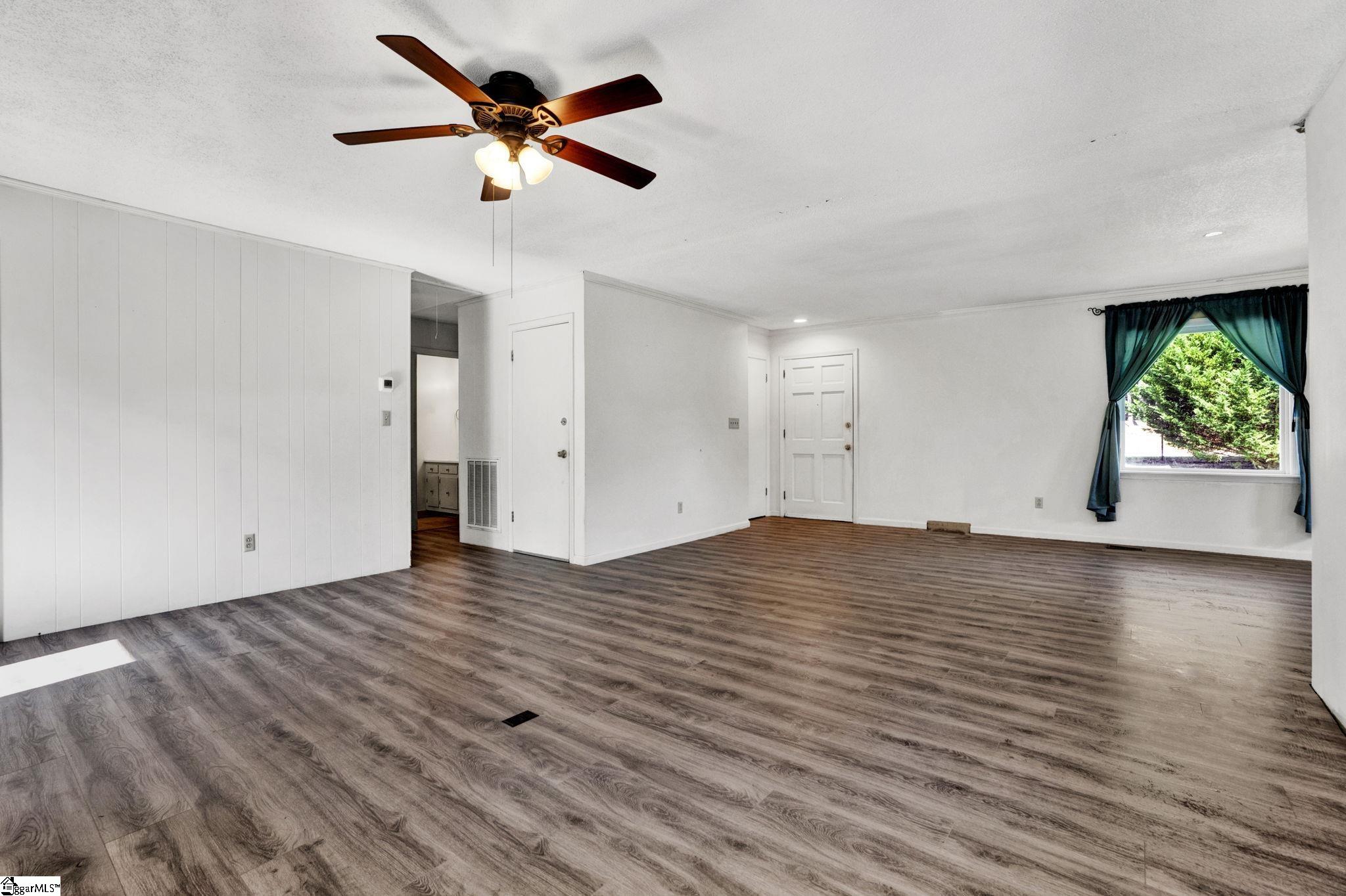 158 Hood Road Greenville, SC 29611 - Photo 3 of 35 Gallery Image 3