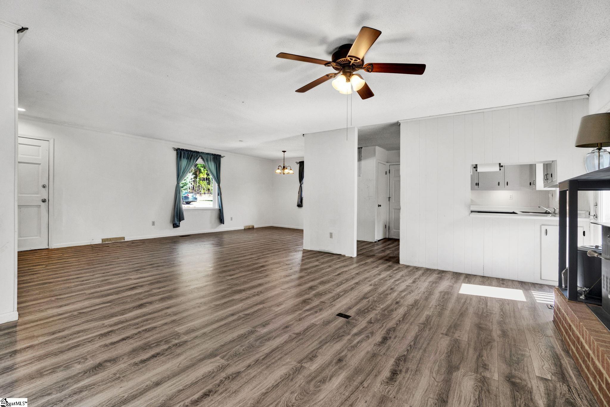 158 Hood Road Greenville, SC 29611 - Photo 4 of 35 Gallery Image 4