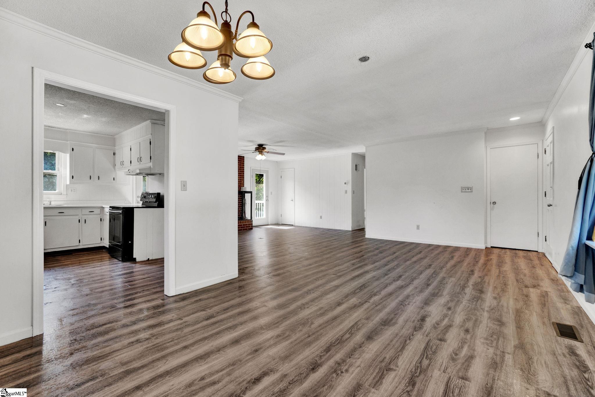 158 Hood Road Greenville, SC 29611 - Photo 10 of 35 Gallery Image 10