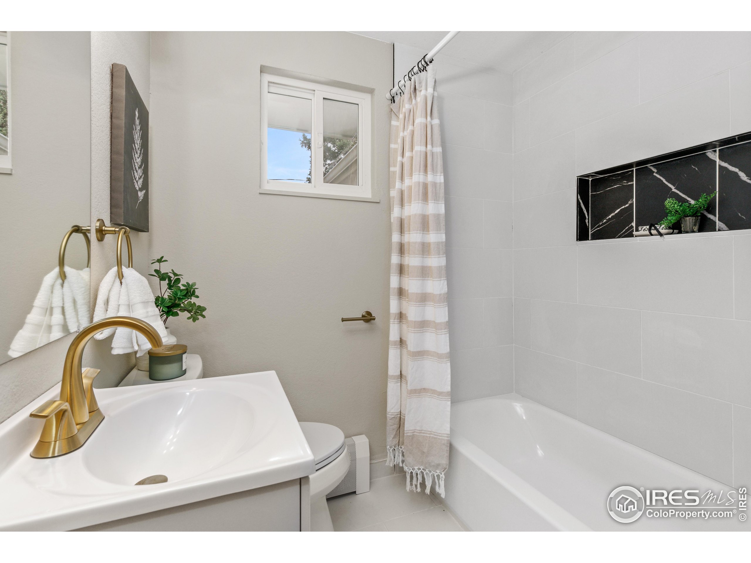 1120 Hartford Drive Boulder, CO 80305 - Photo 19 of 40 a bathroom with a sink a toilet and bathtub