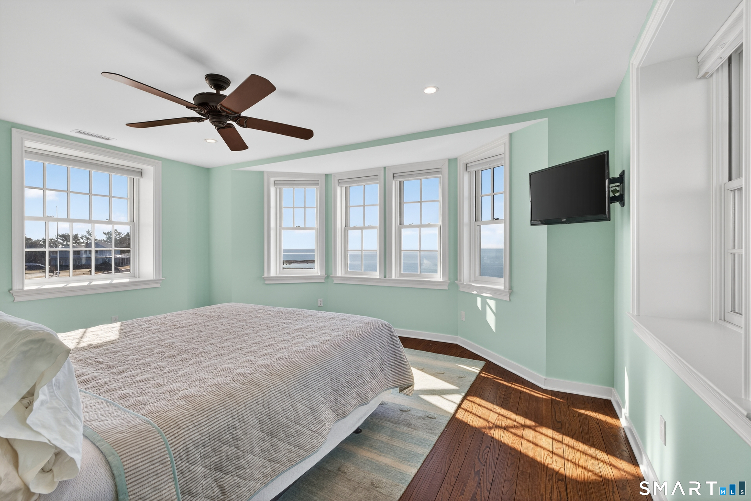 39 Vineyard Place Guilford, CT 06437 - Photo 26 of 41 a bedroom with a bed and a window