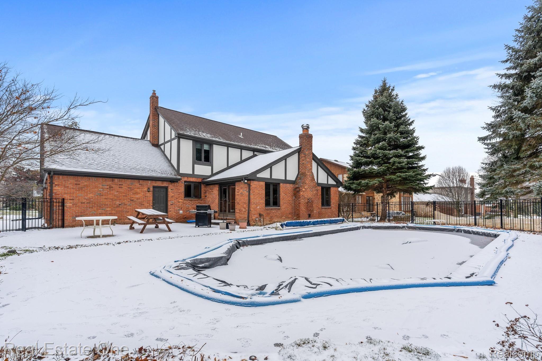 1700 Jason Circle Rochester, MI 48306 - Photo 3 of 27 37X18 In-ground Pool