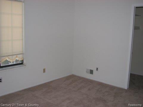 32969 Cedar Ridge Court, Unit 36 Warren, MI 48093 - Photo 4 of 14 IMG_0507