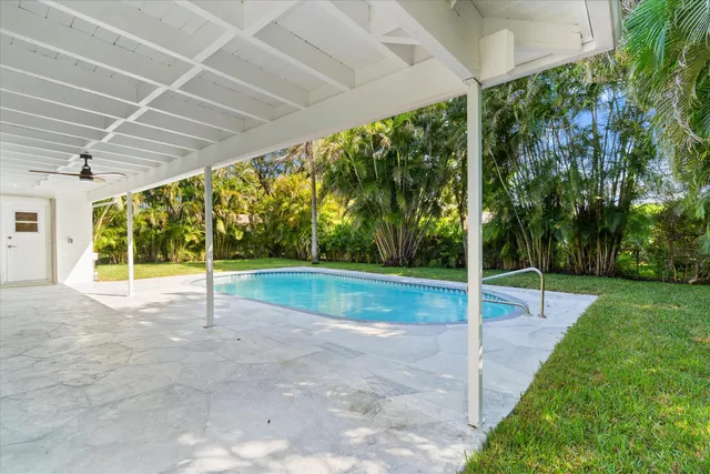 a view of a backyard