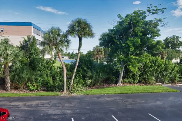 $1,300 | 8109 Country Road, Unit 206, Fort Myers, FL 33919