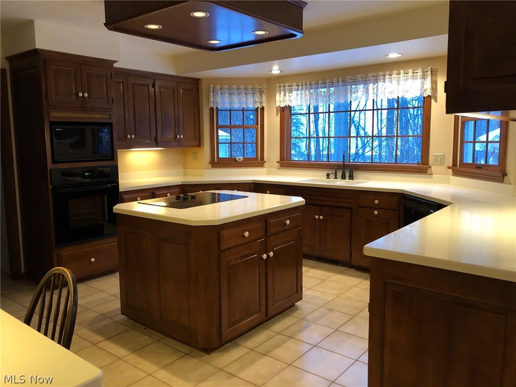 221 South Medina Line Road Akron, OH 44321 - Photo 3 of 32