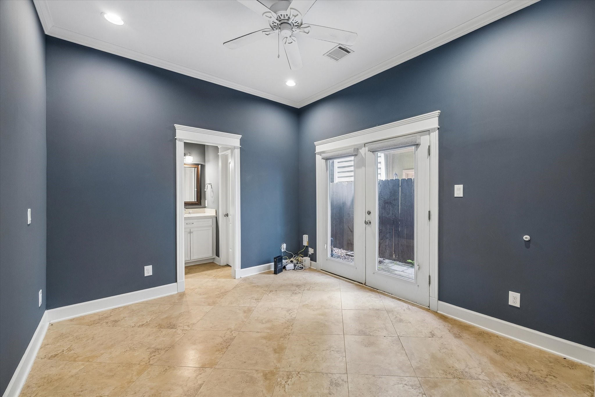 609 Rutland Street, Unit F Houston, TX 77007 - Photo 12 of 20 First floor bedroom with back space access