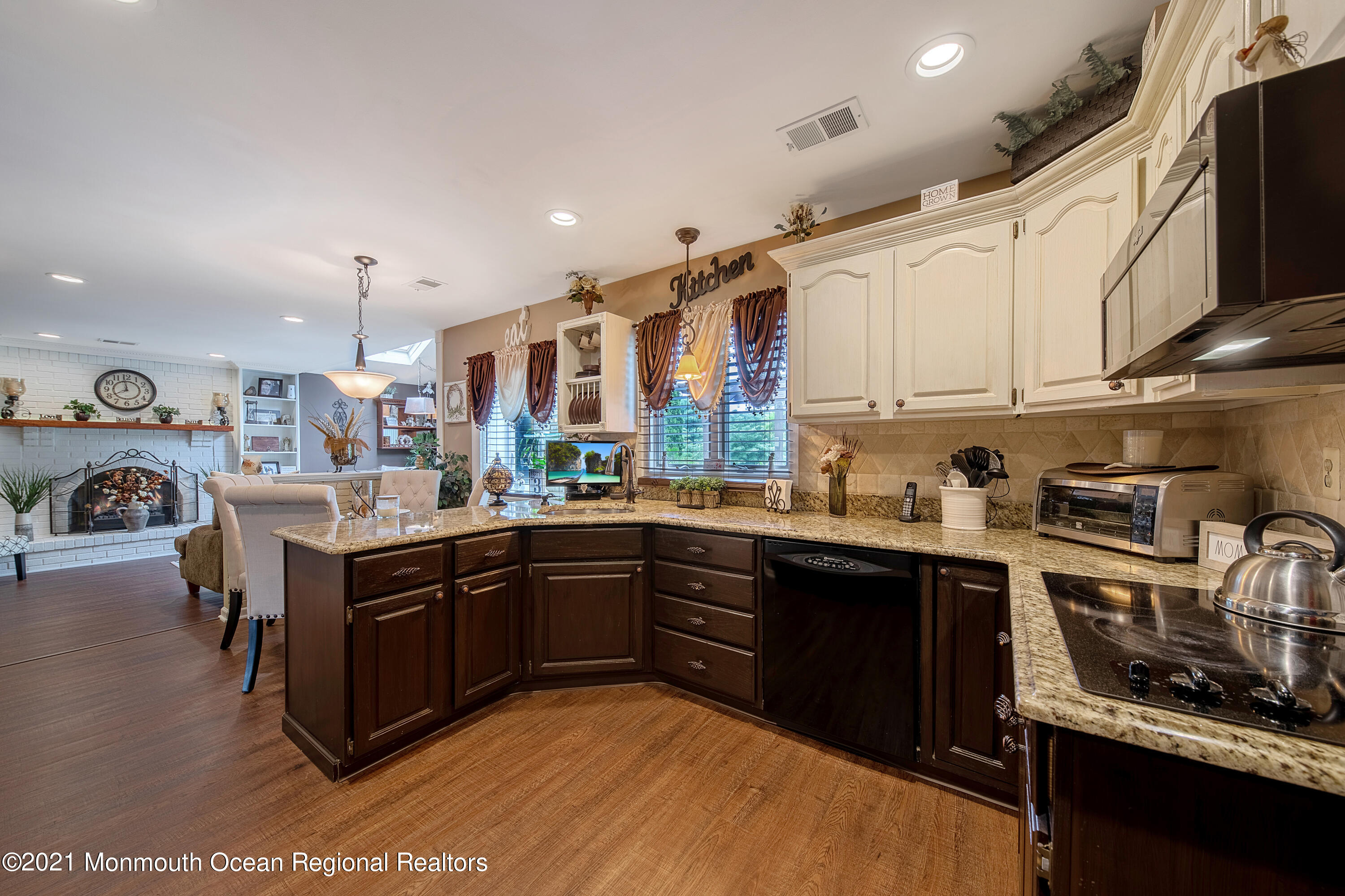 292 Bartley Road Jackson, NJ 08527 - Photo 9 of 28 INSIDE KICHEN