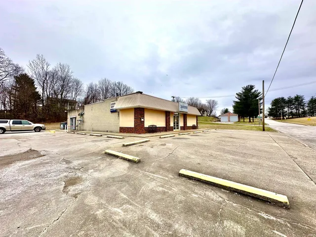 $319,000 | 407 South Park Drive, Huntingburg, IN 47542