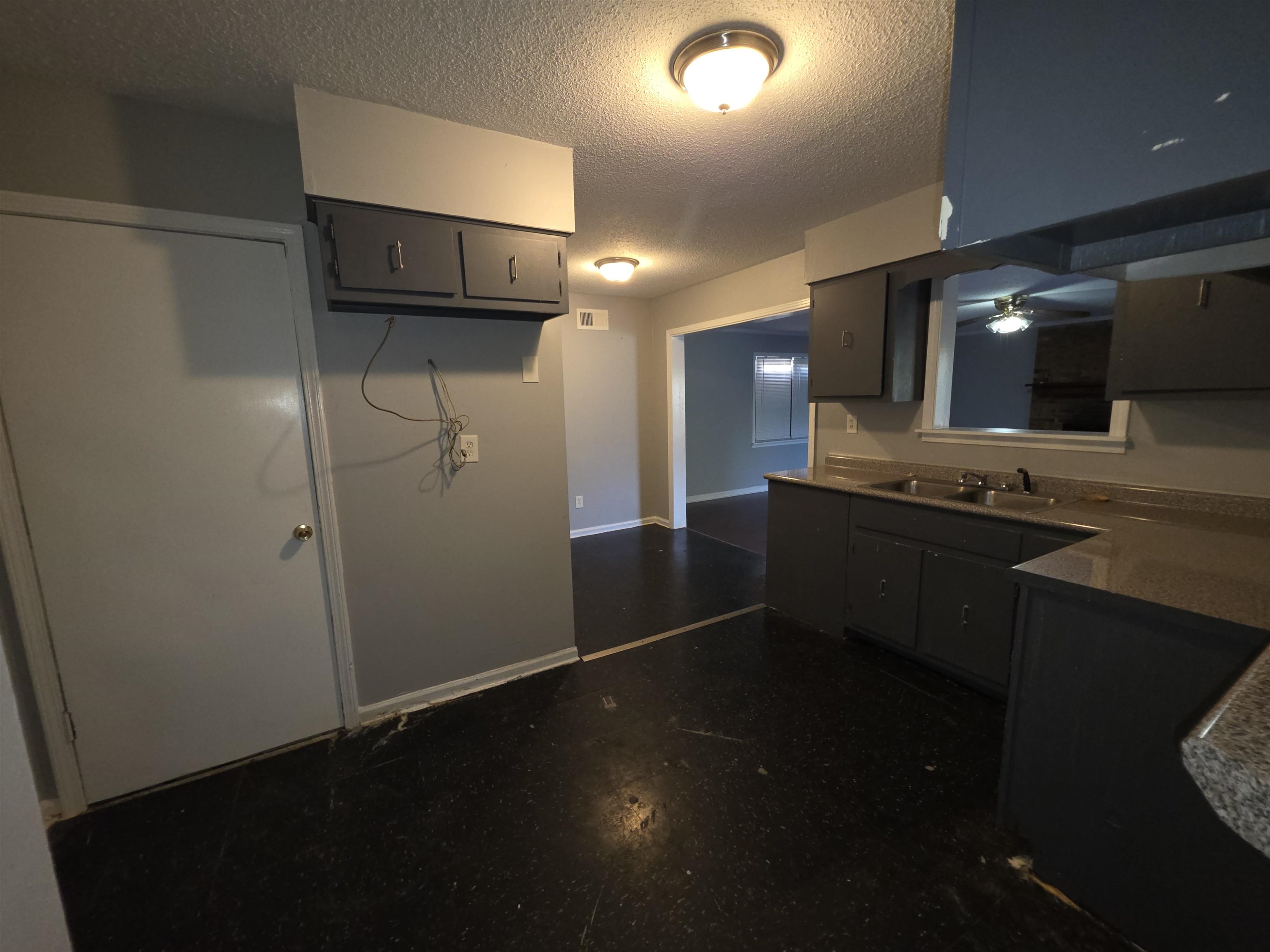 936 Chesterton Drive Memphis, TN 38127 - Photo 11 of 28 a kitchen with stainless steel appliances a refrigerator and a stove