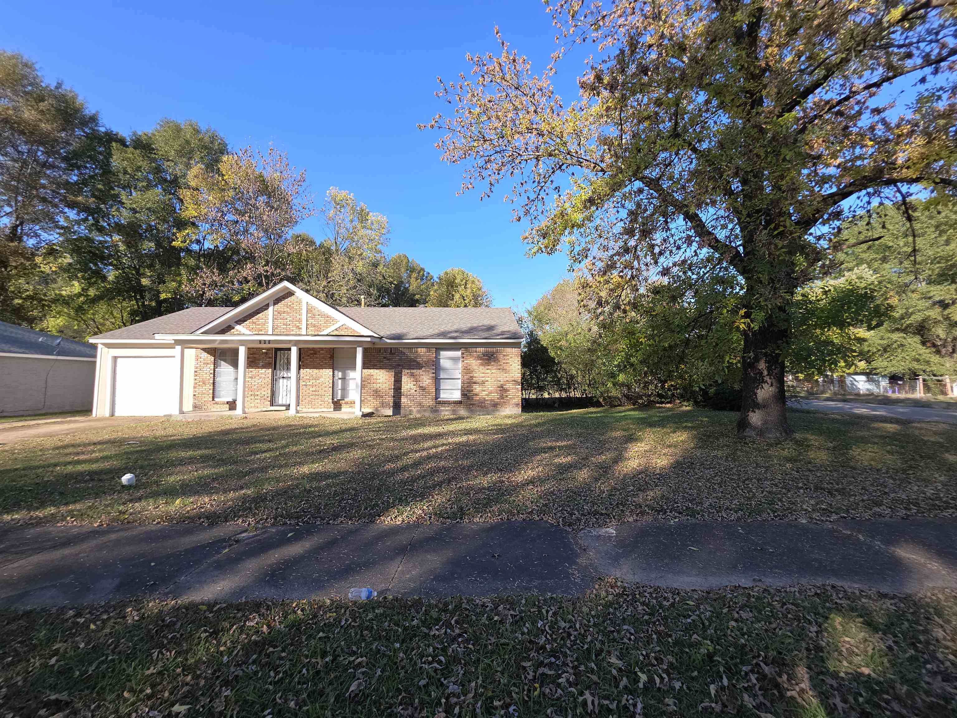 936 Chesterton Drive Memphis, TN 38127 - Photo 2 of 28 a front view of a house with a yard
