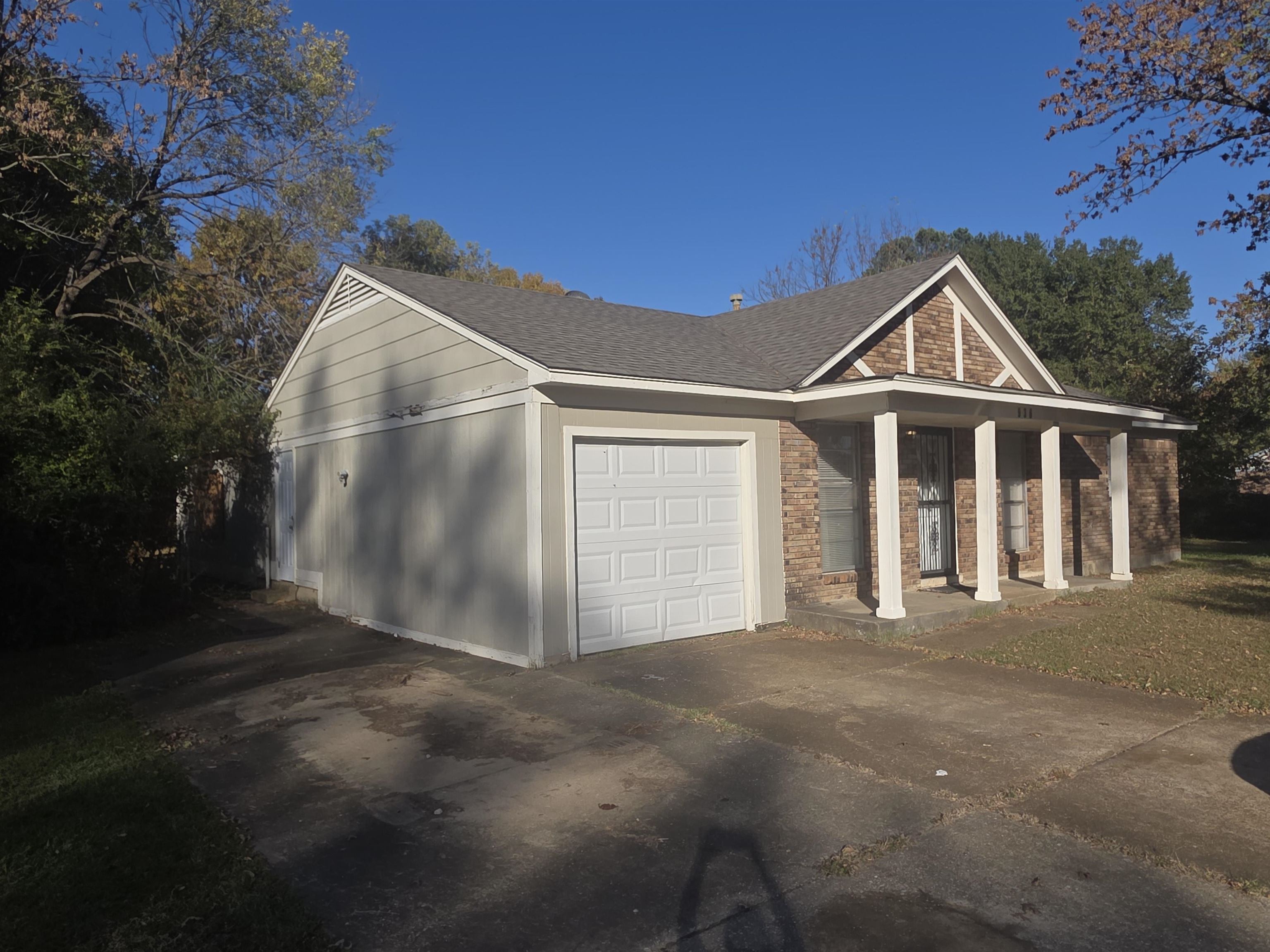 936 Chesterton Drive Memphis, TN 38127 - Photo 27 of 28 a front view of a house with a garden