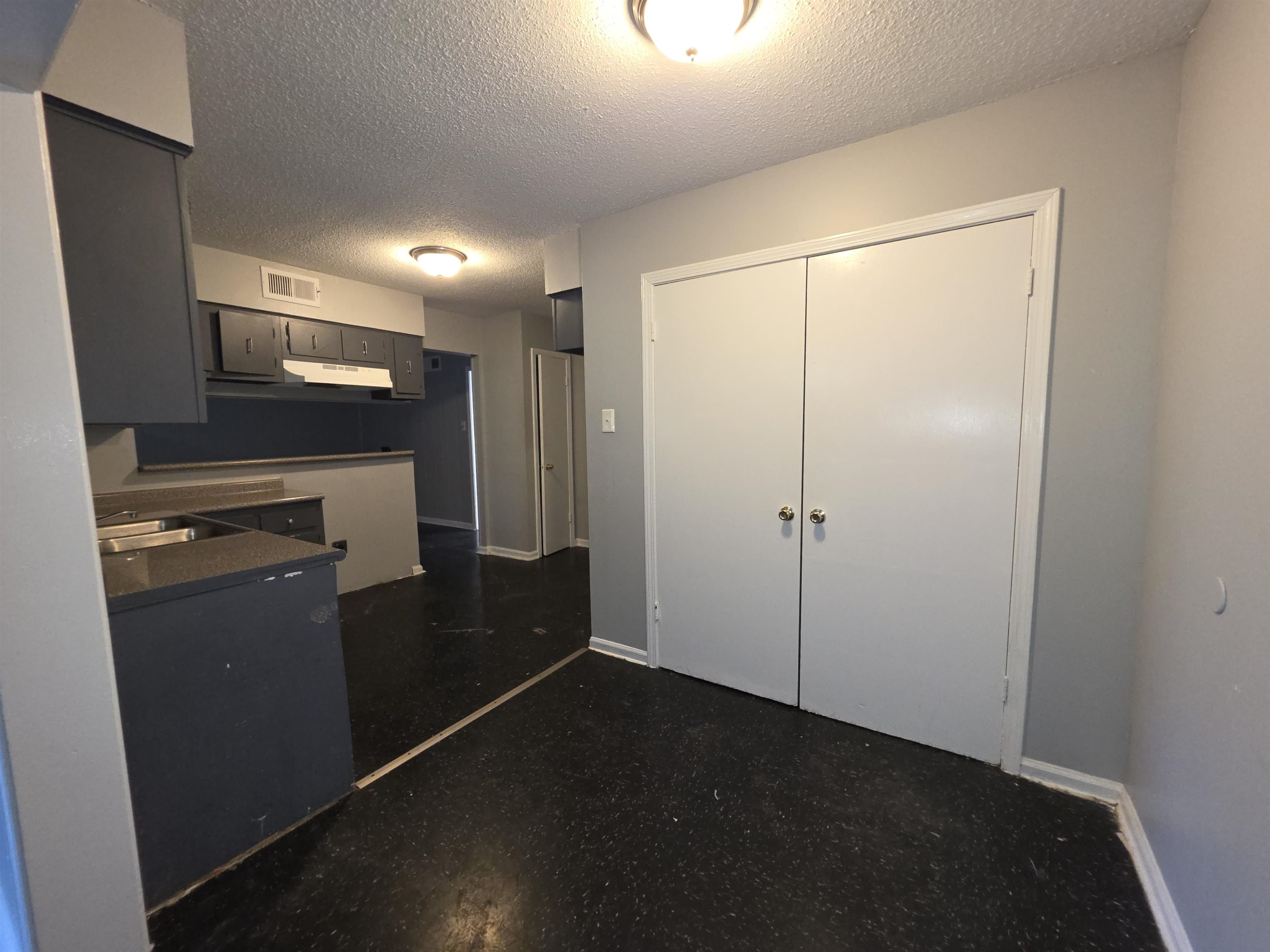 936 Chesterton Drive Memphis, TN 38127 - Photo 6 of 28 a view of a hallway to an empty room