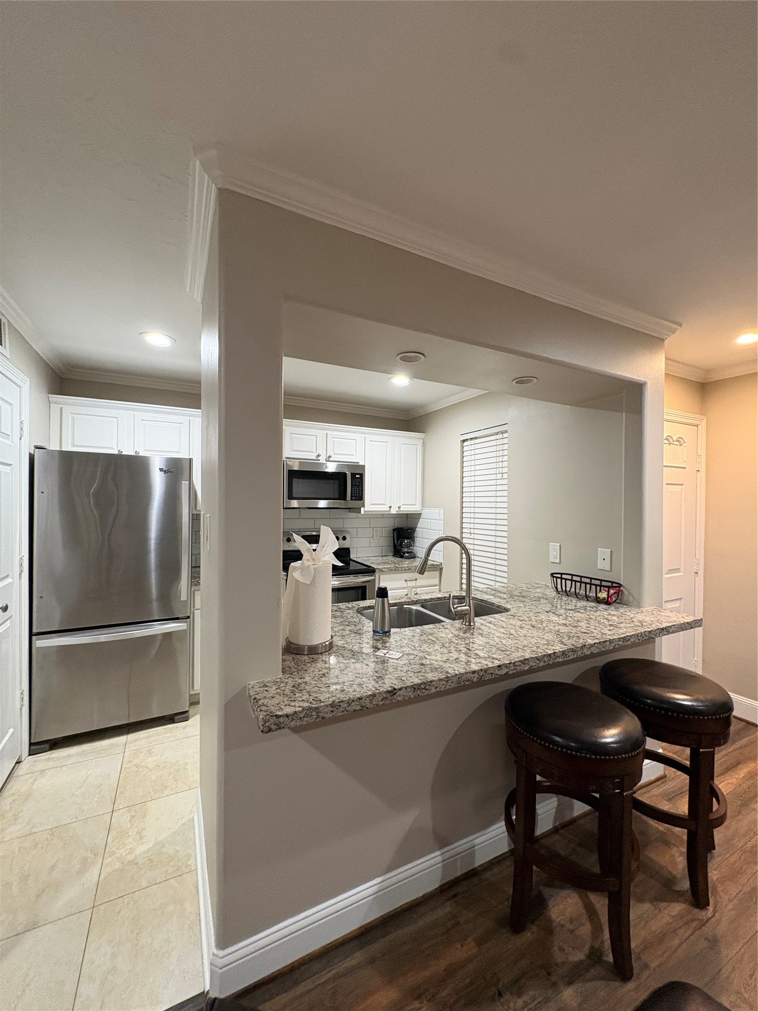 3500 Tangle Brush Drive, Unit 8 Spring, TX 77381 - Photo 5 of 14 Breakfast bar and kitchen