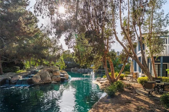 a view of yard with green space