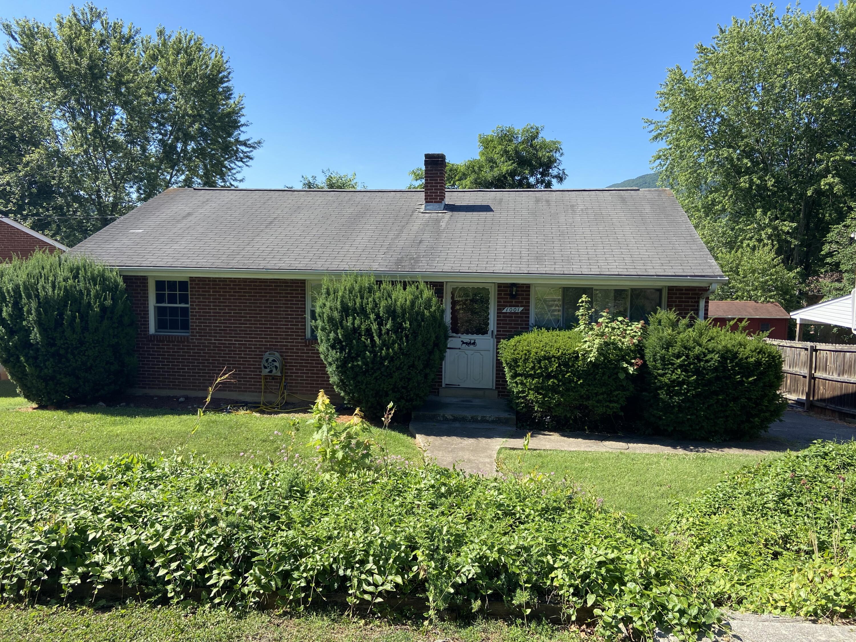 1001 Estates Road Southeast Roanoke, VA 24014 - Photo 1 of 10 Front Entry