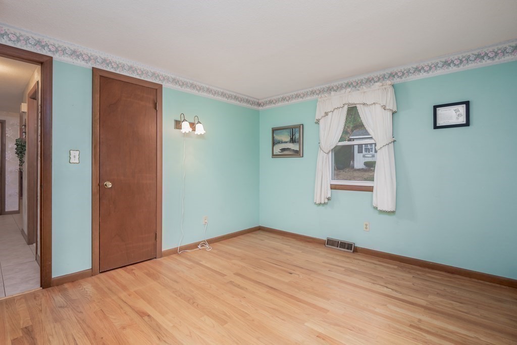 135 Garnet Street Springfield, MA 01129 - Photo 21 of 39