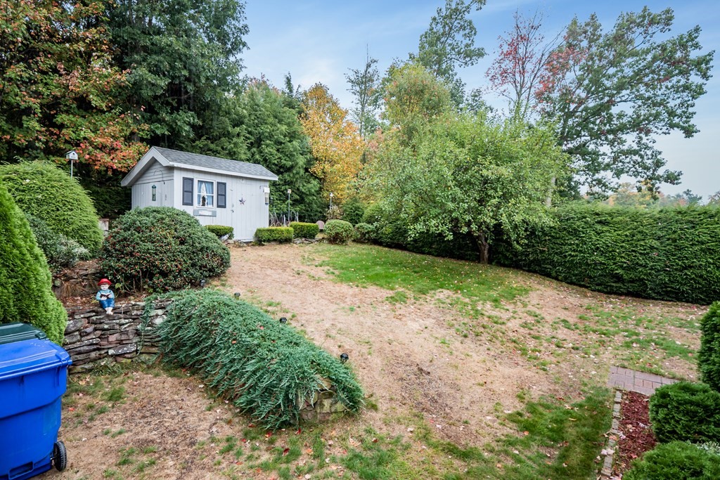 135 Garnet Street Springfield, MA 01129 - Photo 33 of 39