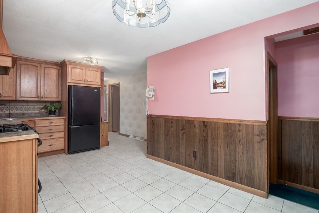 135 Garnet Street Springfield, MA 01129 - Photo 8 of 39