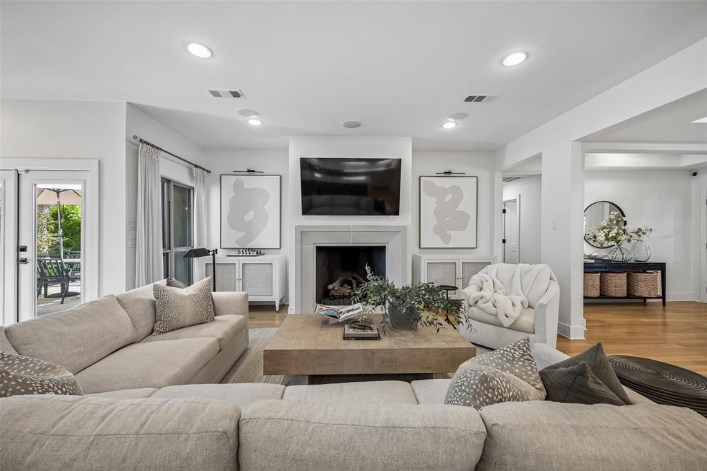 9431 Spring Branch Drive Dallas, TX 75238 - Photo 6 of 40