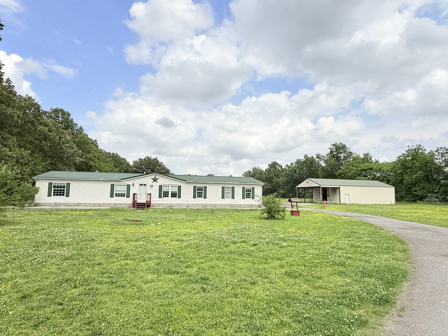55 Curry Road Eldorado, IL 62930 - Photo 2 of 5