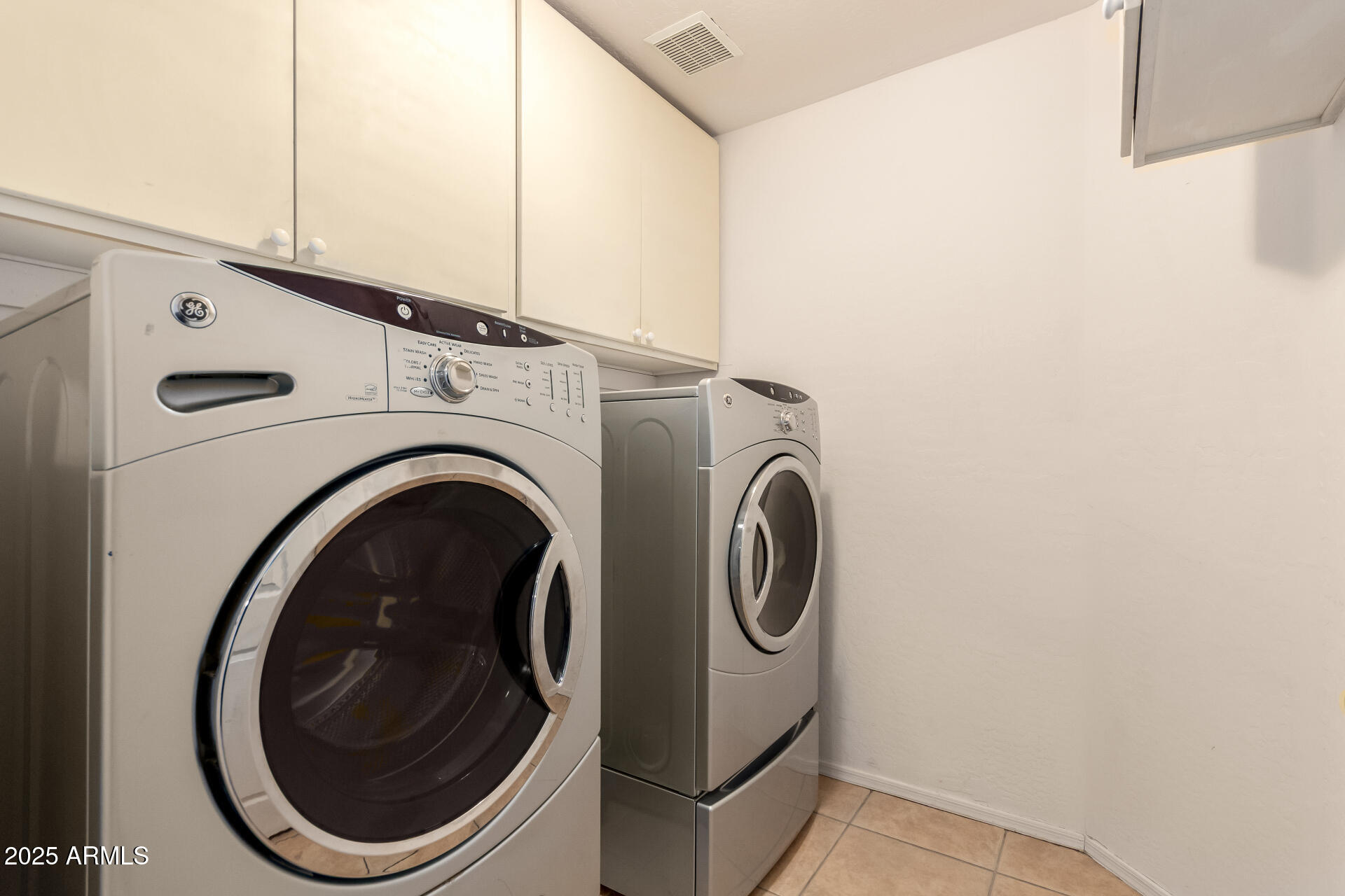 2513 West Carter Road Phoenix, AZ 85041 - Photo 21 of 27 a utility room with dryer and washer
