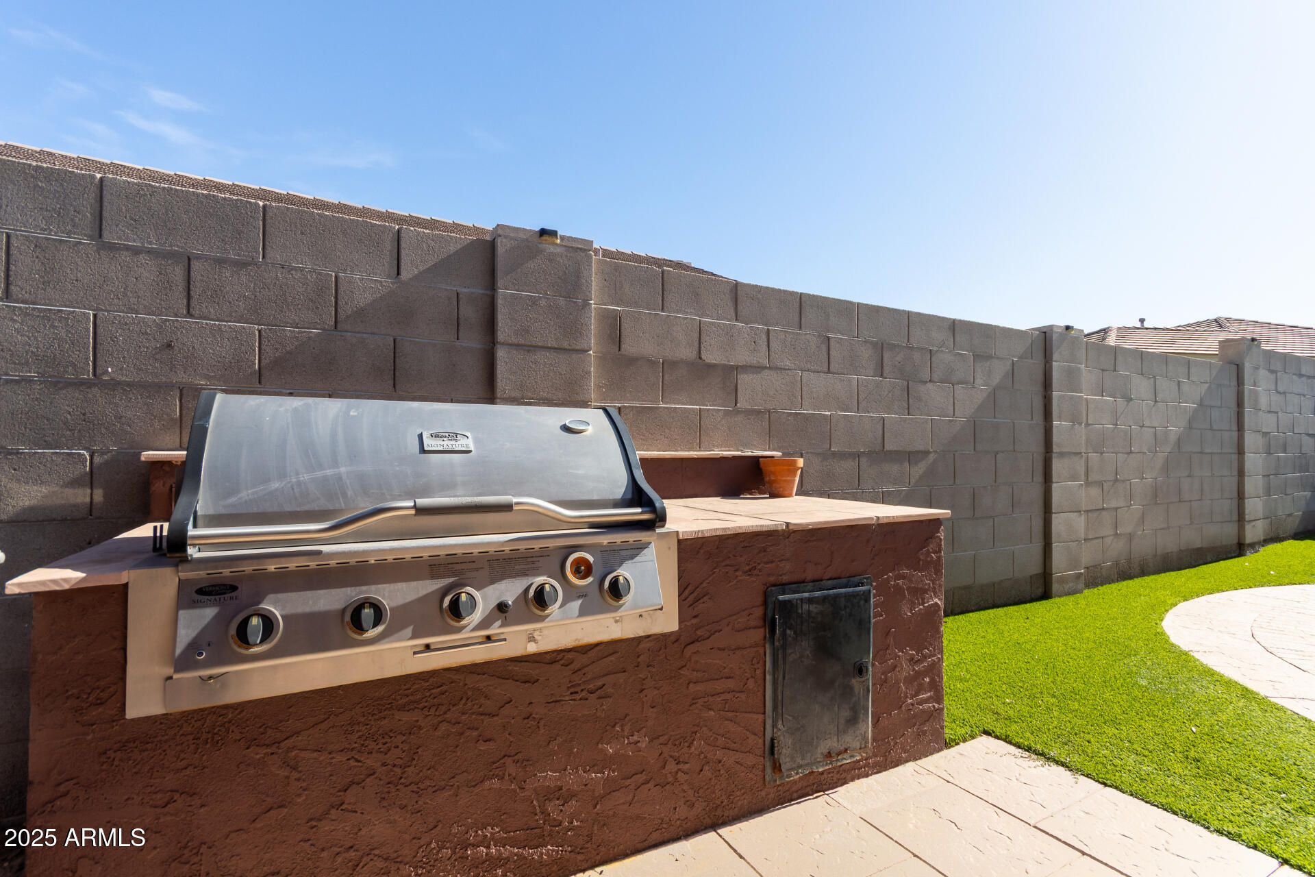 2513 West Carter Road Phoenix, AZ 85041 - Photo 7 of 27 a view of barbeque area with stove