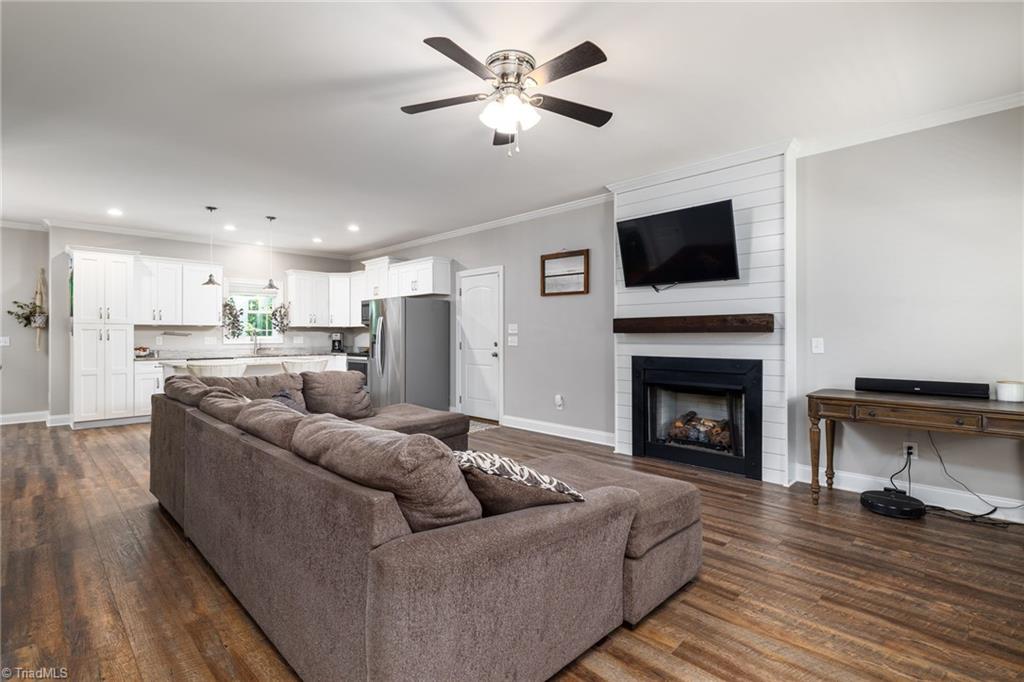 234 Black Farm Road Thomasville, NC 27360 - Photo 4 of 29