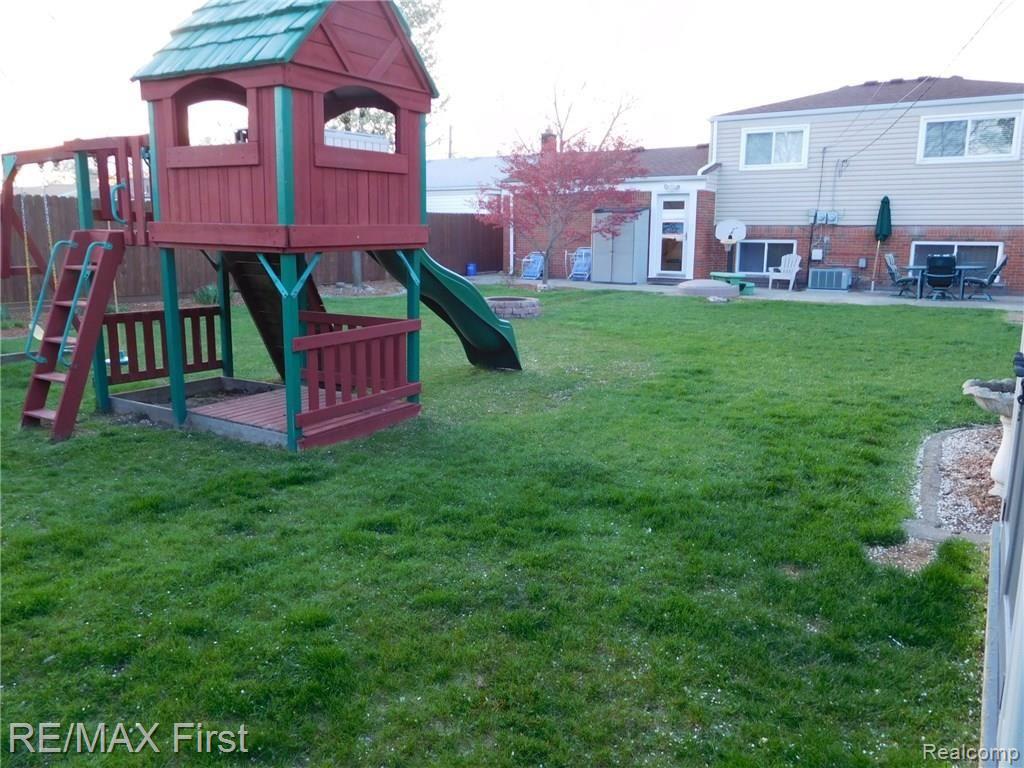 13004 Common Road Warren, MI 48088 - Photo 19 of 20 0 privacy fenced backyard (2).jpg
