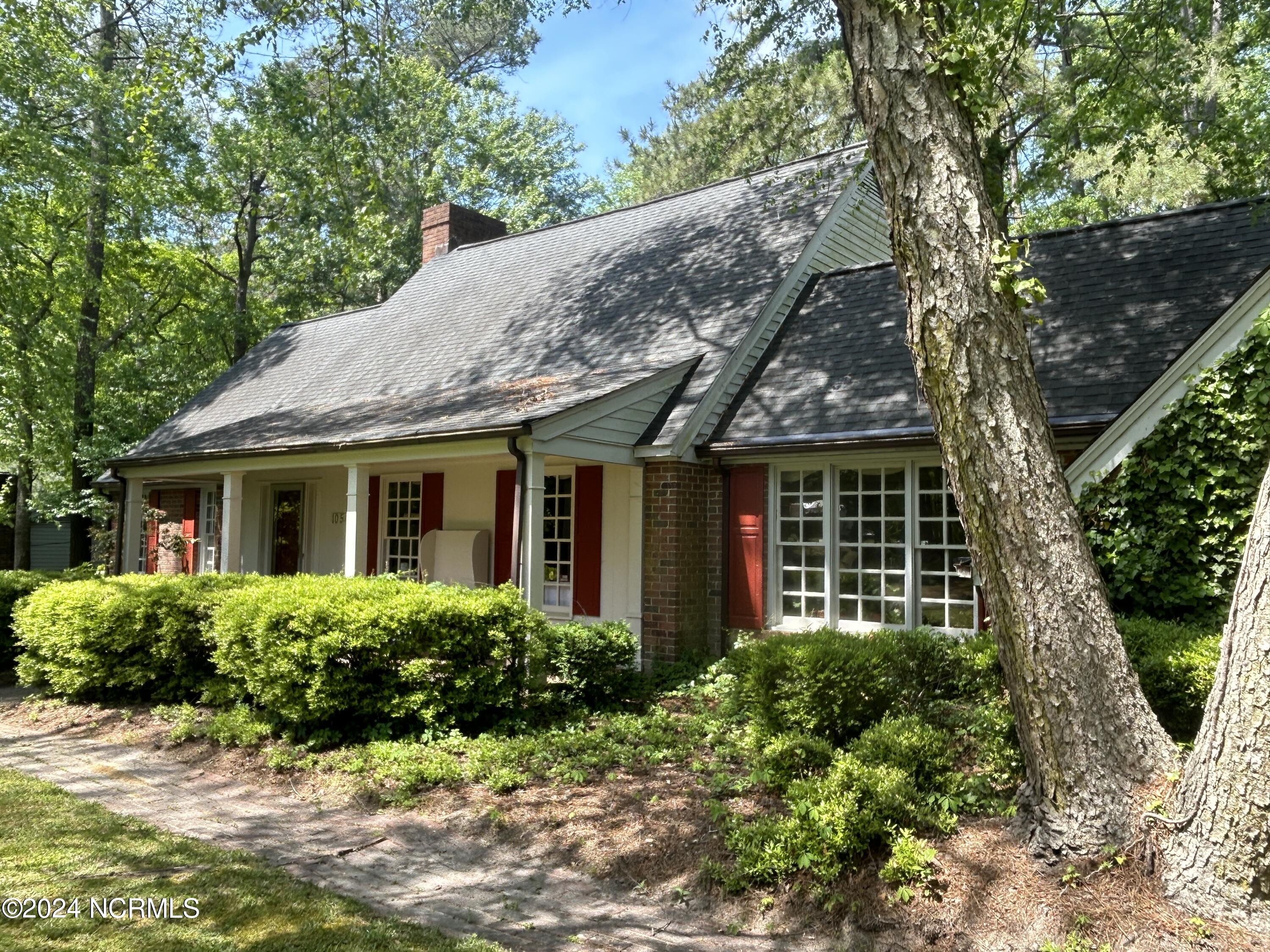 1054 Oakview Road Williamston, NC 27892 - Photo 1 of 30 Spacious traditional home