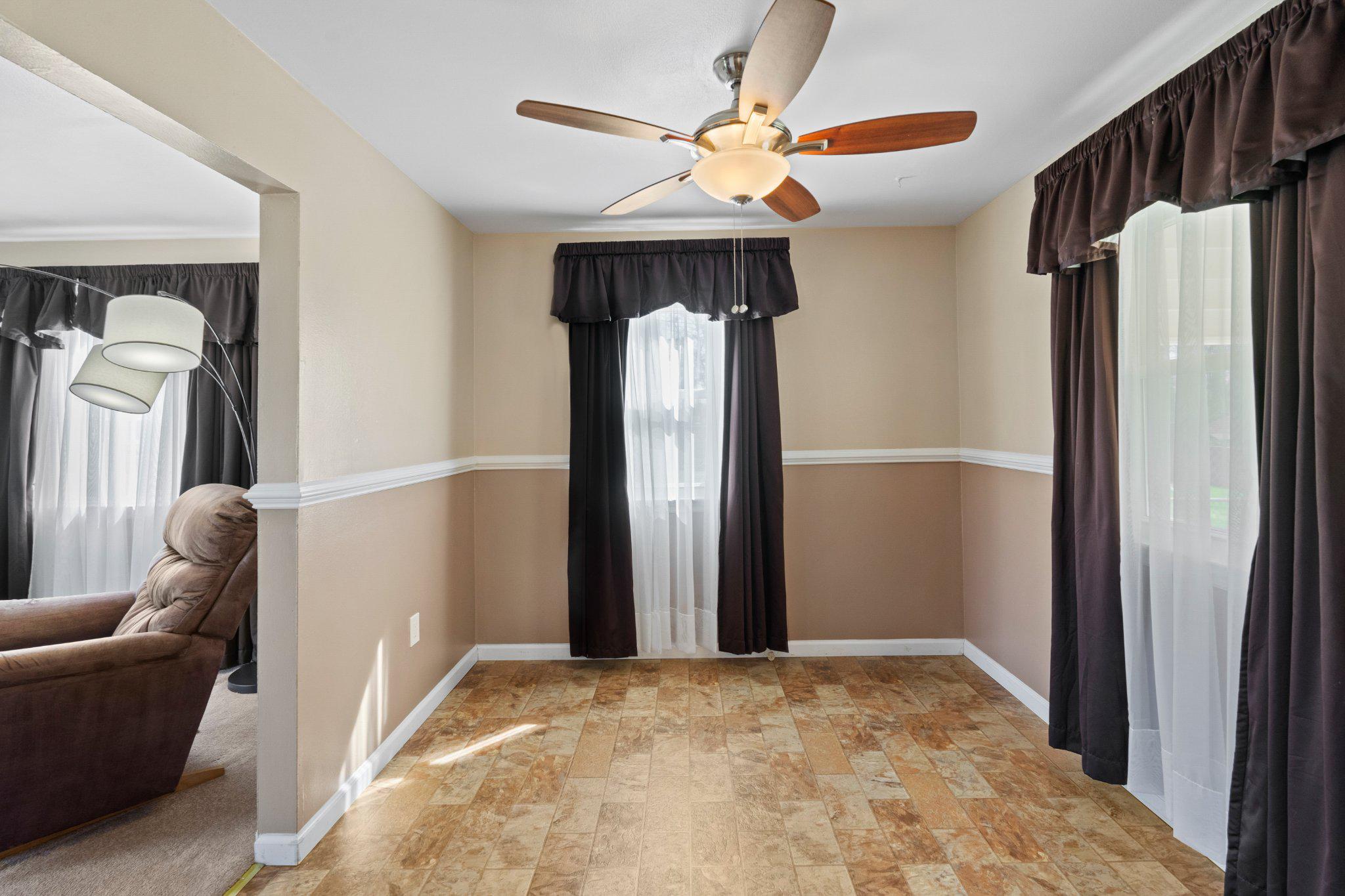 945 Homberg Avenue Baltimore, MD 21221 - Photo 6 of 27 a view of a livingroom with a couch