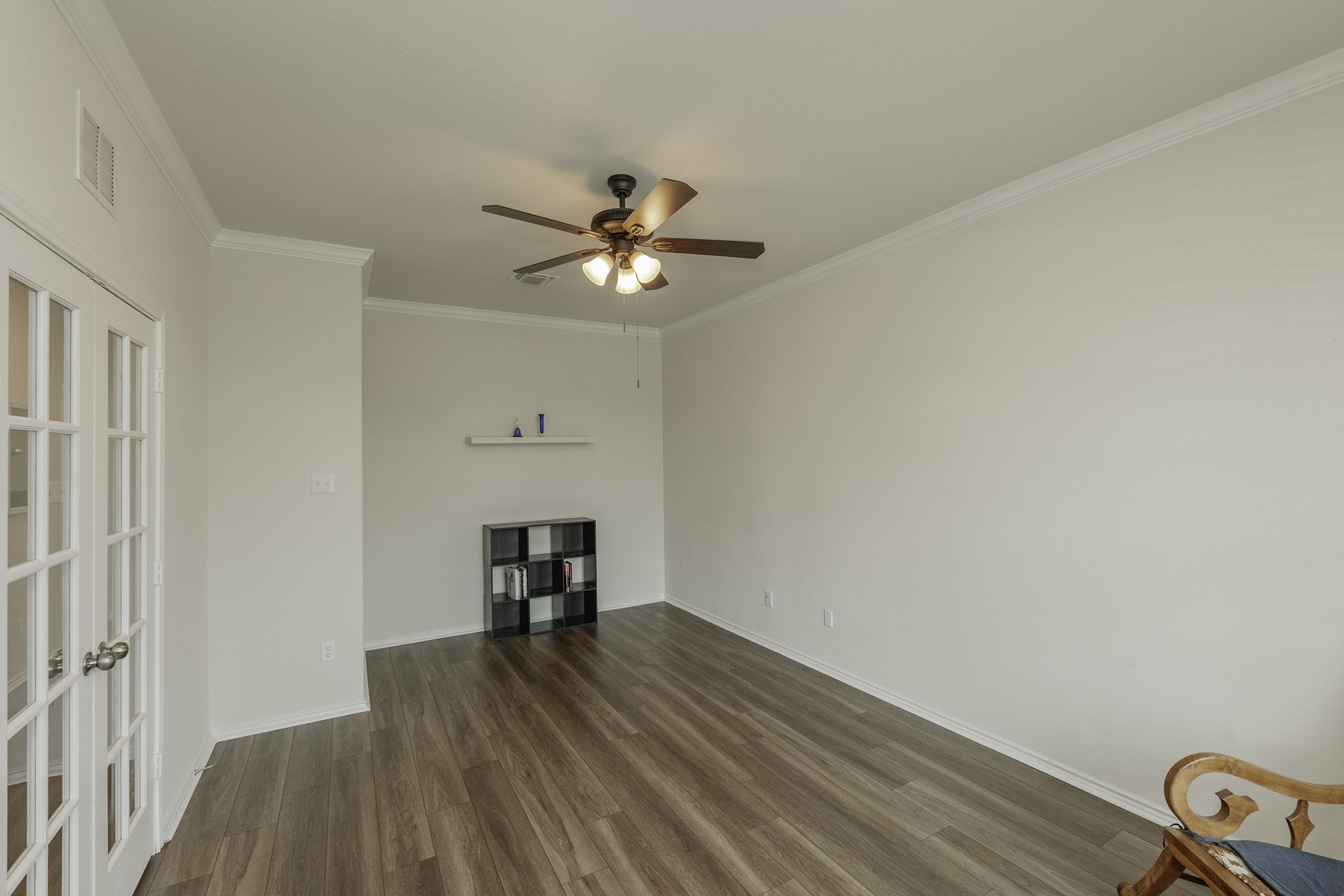 125 Janice Road Taylor, TX 76574 - Photo 8 of 26 Spacious room with wood-finish flooring and crown molding