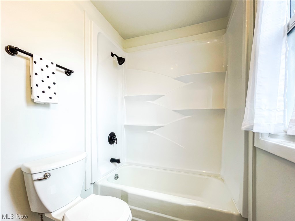 663 Mannering Road Eastlake, OH 44095 - Photo 15 of 33 Gorgeous bathroom